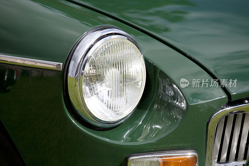 经典70年代MGB GT跑车的头灯